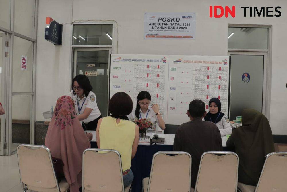 Petugas memeriksa kondisi kesehatan penumpang kereta api di stasiun Medan (IDN Times/Yurika Febrianti)