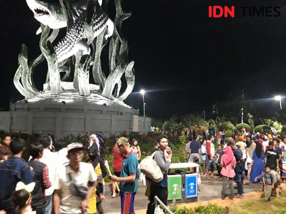 Sejumlah warga tampak mengunjungi Taman Suroboyo jelang Tahun Baru 2020, Selasa malam (31/12). IDN Times/Fitria Madia