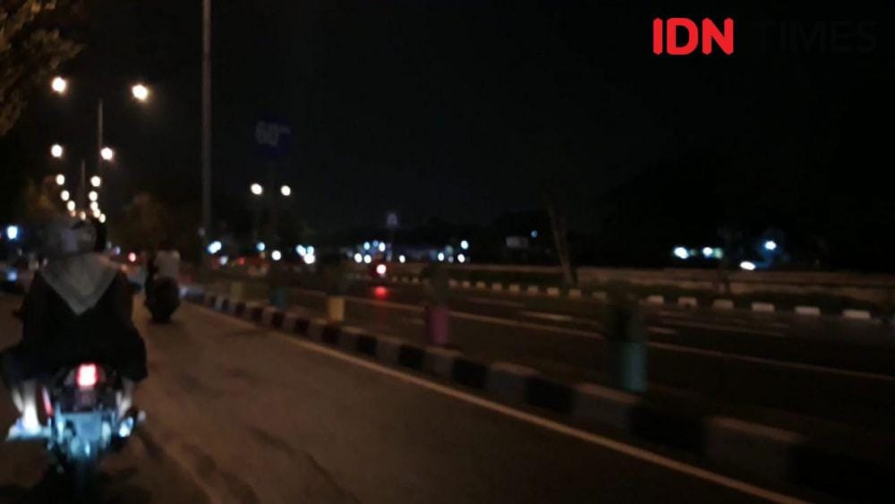Jalanan sekitar Jembatan Suramadu terpantau sepi jelang tahun baru, Selasa (31/12). IDN Times/Fitria Madia
