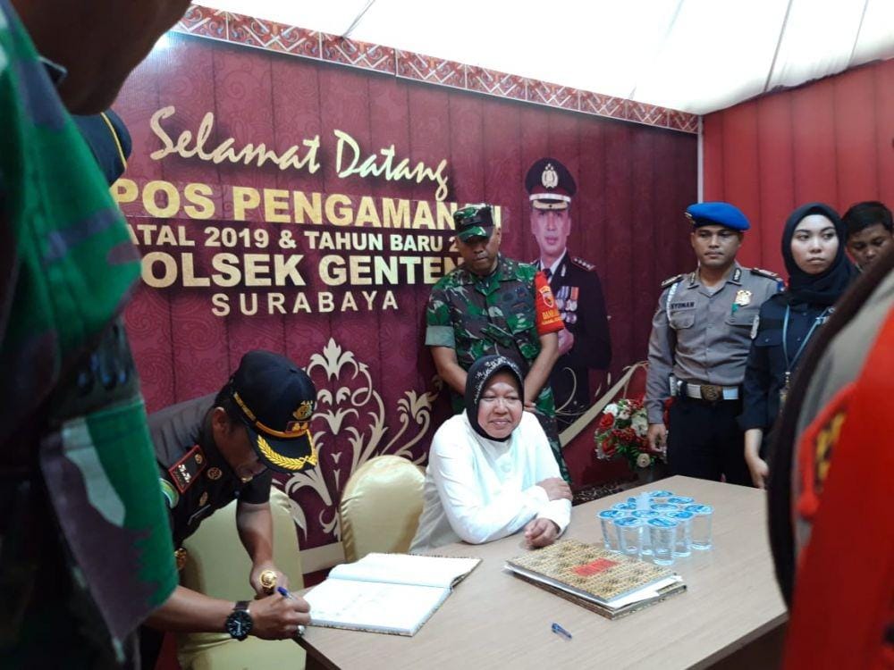 Wali Kota Surabaya Tri Rismaharini beserta kepolisian dan TNI memantau pos pengamanan di sejumlah titik jelang Tahun Baru 2020, Selasa malam (31/12). IDN Times/Fitria Madia.