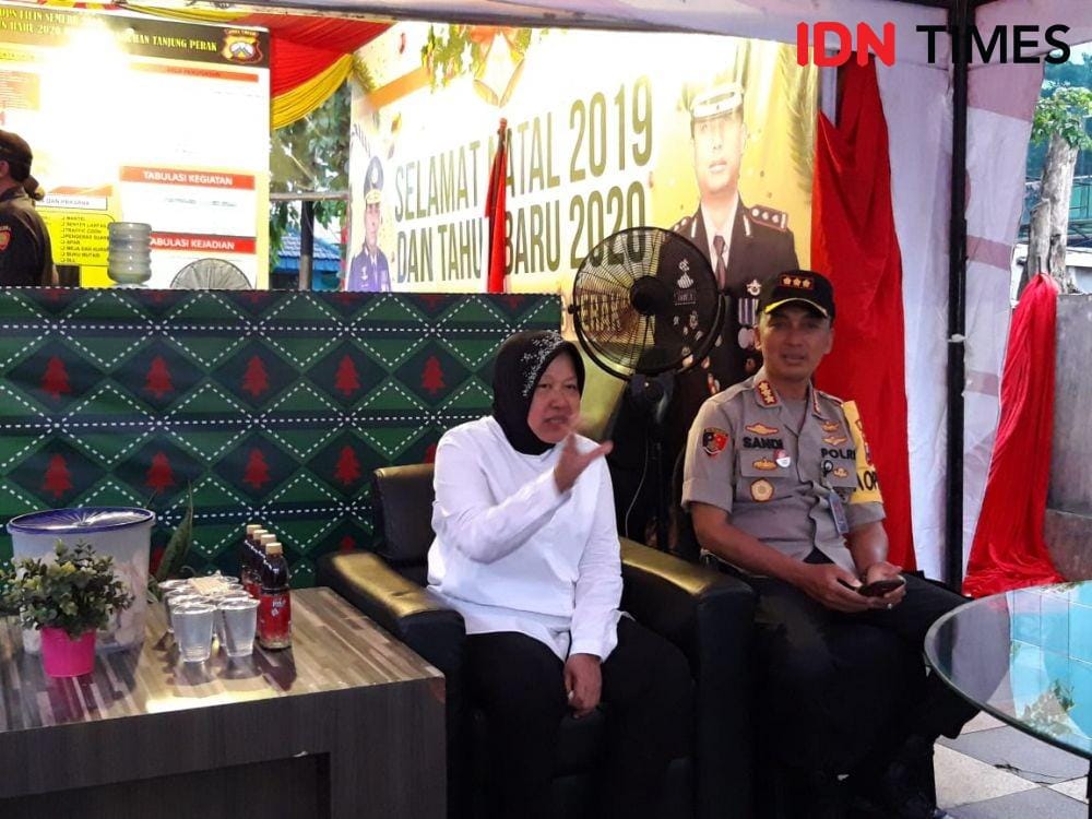 Wali Kota Surabaya Tri Rismaharini beserta kepolisian memantau pos pengamanan di sejumlah titik jelang Tahun Baru 2020, Selasa malam (31/12). IDN Times/Fitria Madia.