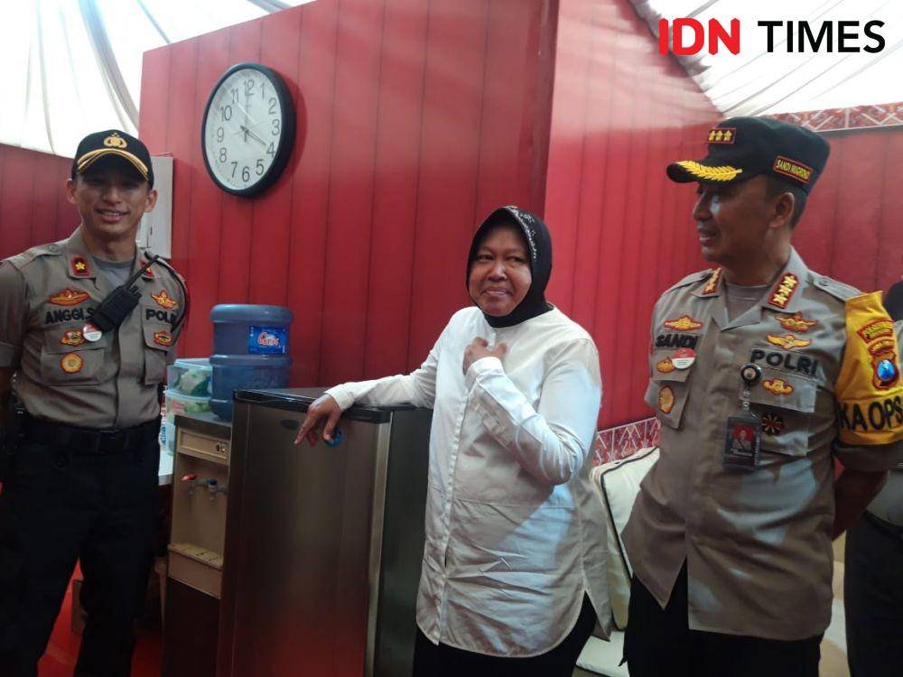 Wali Kota Surabaya Tri Rismaharini beserta kepolisian memantau pos pengamanan di sejumlah titik jelang Tahun Baru 2020, Selasa malam (31/12). IDN Times/Fitria Madia.