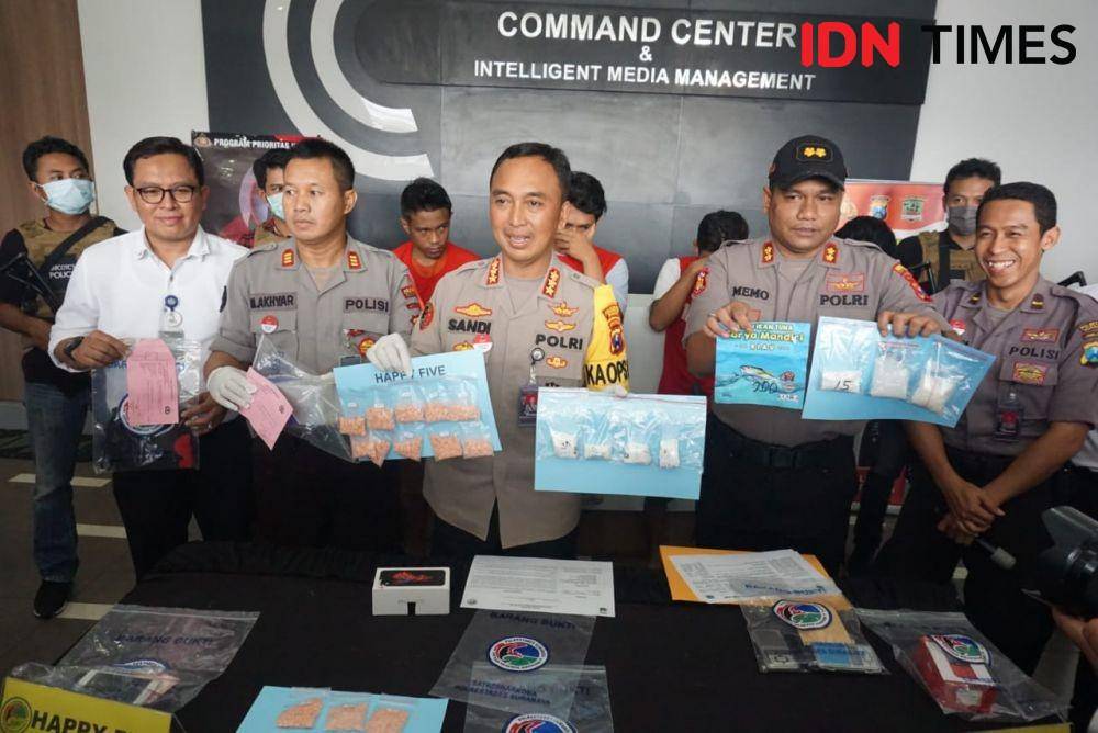 Kapolrestabes Surabaya Kombes Pol Sandi Nugroho (tengah) bersama Kasatreskoba Polrestabes Surabaya AKBP Memo Ardian saat konferensi pers, Selasa (31/12). IDN Times/Fitria Madia