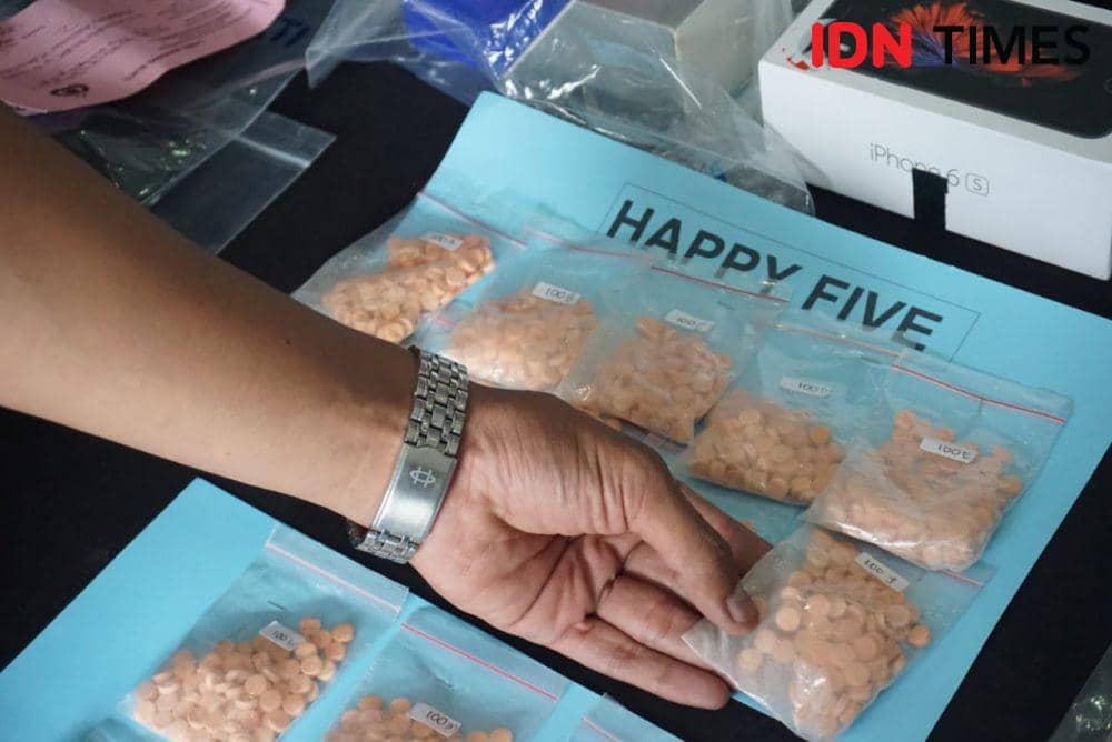 Barang bukti pil Happy Five yang disita Polrestabes Surabaya. IDN Times/Fitria Madia