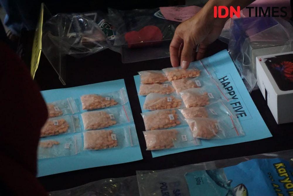 Barang bukti pil Happy Five yang disita Polrestabes Surabaya. IDN Times/Fitria Madia