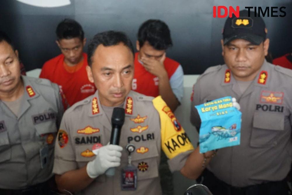 Kapolrestabes Surabaya Kombes Pol Sandi Nugroho menunjukkan barang bukti sabu-sabu yang disita dari tangan dua tersangka. IDN Times/Fitria Madia