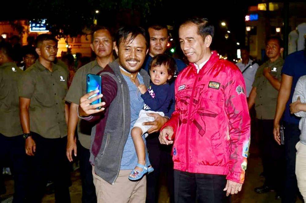 Jokowi berswafoto bersama salah satu warga. IDN Times/Istimewa