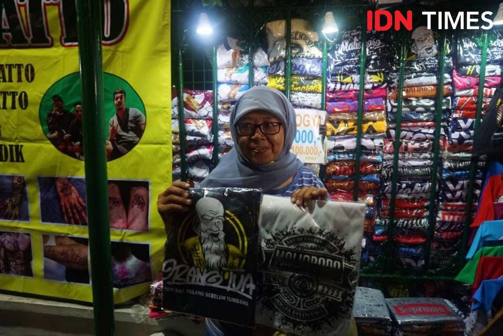 Indarti, pedagang kaos di Malioboro yang dagangannya dibeli Jokowi. IDN Times/Tunggul Kumoro