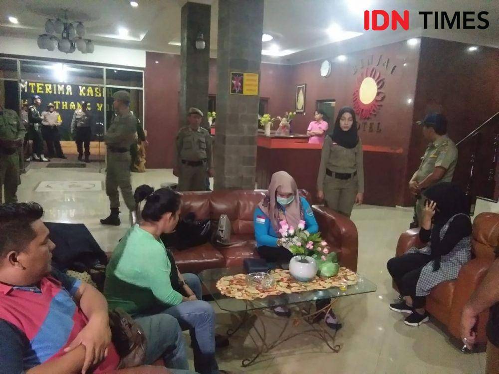 Petugas merazia hotel-hotel di Binjai (IDN Times/Bambang Suhandoko)