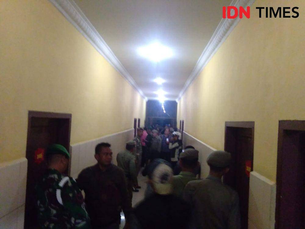 Petugas merazia hotel-hotel di Binjai (IDN Times/Bambang Suhandoko)