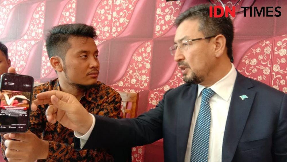 Seyit Tümtürk memperlihatkan dokumentasi yang terjadi di Turkistan Timur kepada awak media sebagai bukti fakta (IDN Times/Indah Permata Sari)