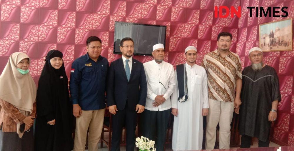 Seyit Tümtürk foto bersama dengan pihak AQL Peduli, dan para ulama, serta lainnya (IDN Times/Indah Permata Sari)