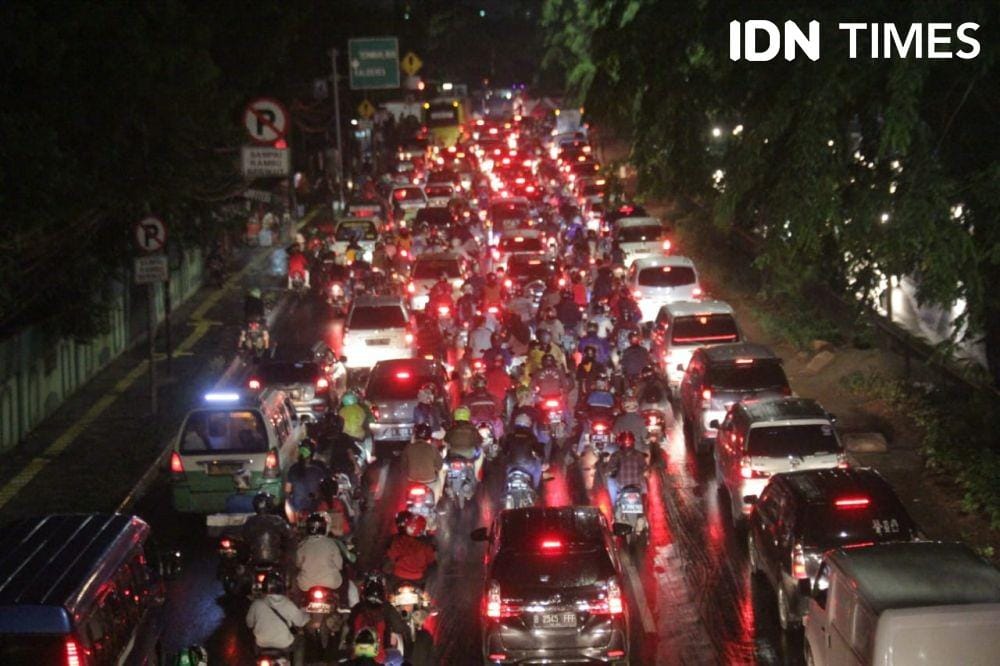 Suasana lalu lintas malam Tahun Baru 2020 di Jalan Daan Mogot arah dalam kota Jakarta (IDN Times/Candra Irawan)