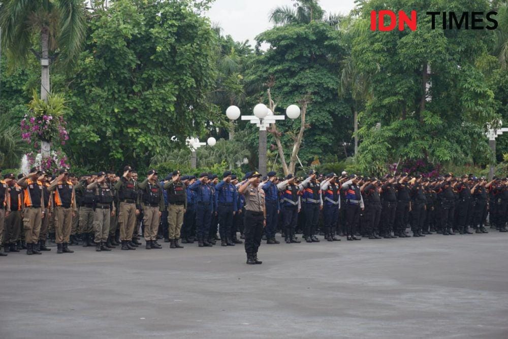 Apel pengamanan Kota Surabaya selama perayaan pergantian tahun yang dipimpin Wali Kota Surabaya Tri Rismaharini, Selasa (31/12). IDN Times/Fitria Madia