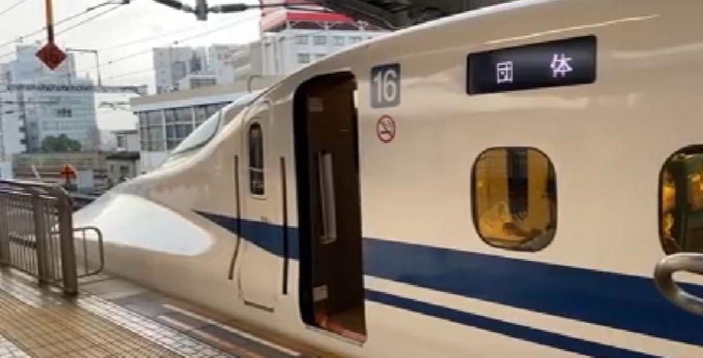 Kereta Shinkansen yang terlambat berangkat (FB Kucing Putih)