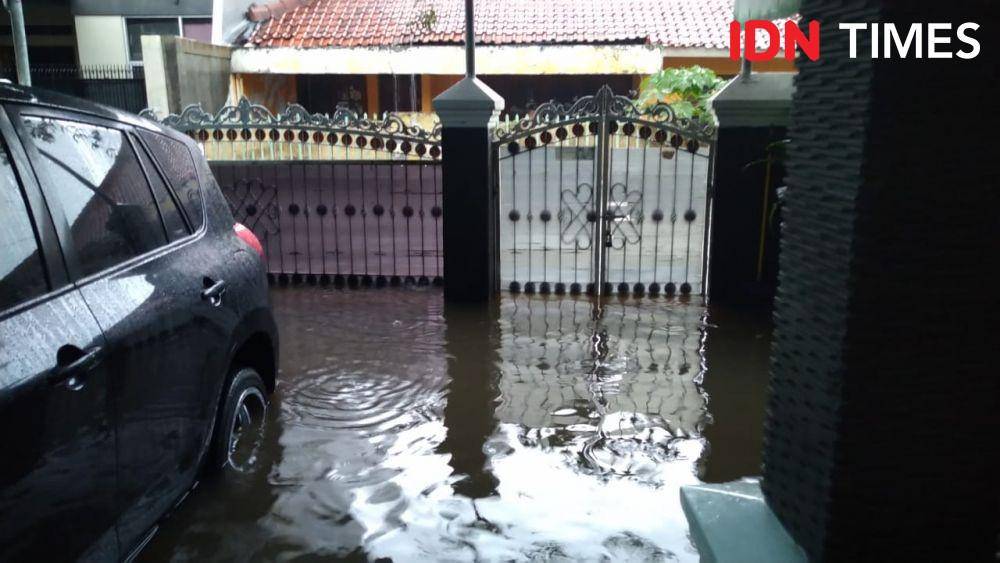 (Banjir di Kavling Setiabudi , Cipadu, Tangerang) IDN Times/Helmi Shemi