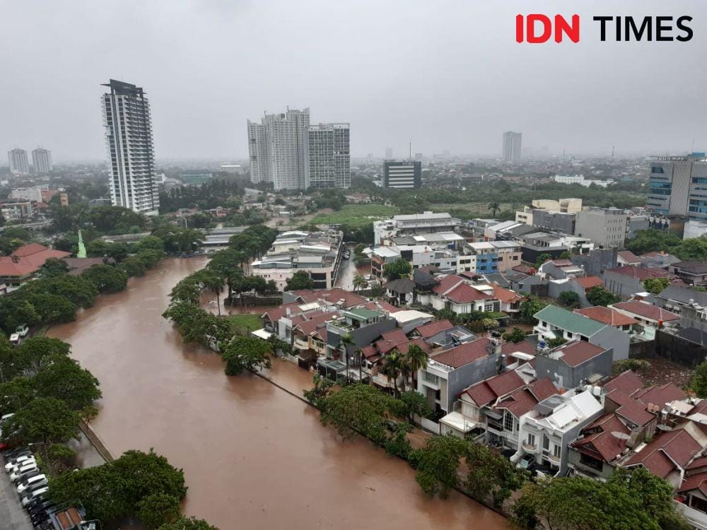 (Banjir karena lubernya Terusan Kali Psanggrahan, Jakarta Barat) IDN Times/Anata