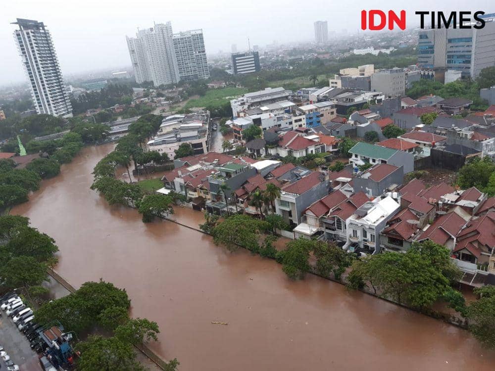 (Banjir karena lubernya Terusan Kali Psanggrahan, Jakarta Barat) IDN Times/Anata