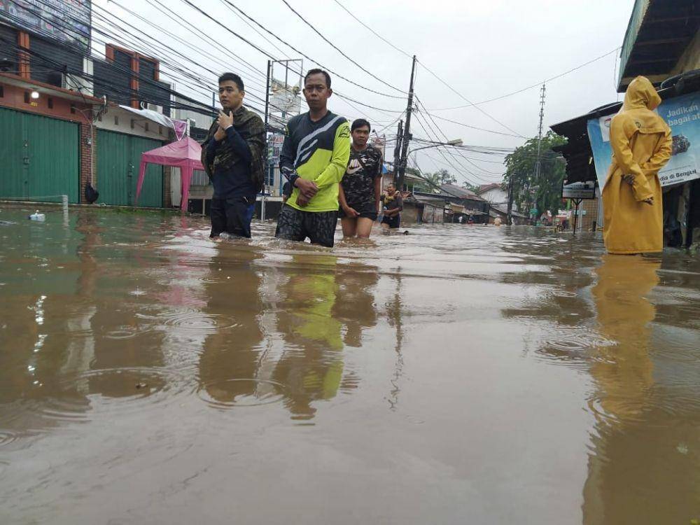 Banjir di kawasan Kemang Sari, Jatibening, Pondok Gede, Bekasi, Jawa Barat. (IDN Times/Dini Suciatiningrum)