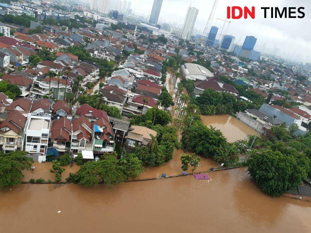 (Banjir karena lubernya Terusan Kali Psanggrahan, Jakarta Barat) IDN Times/Anata