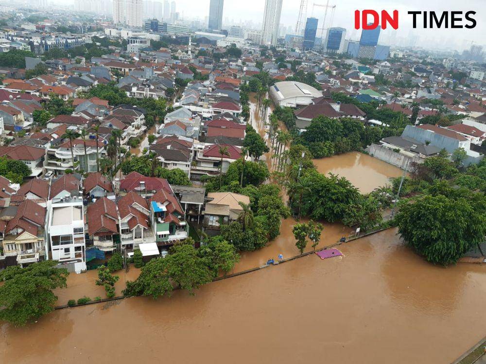 Terusan Kali Pesanggrahan, Jakarta Barat, meluap saat hujan deras mengguyur Jakarta pada Rabu (1/1). (IDN Times/Anata Siregar)