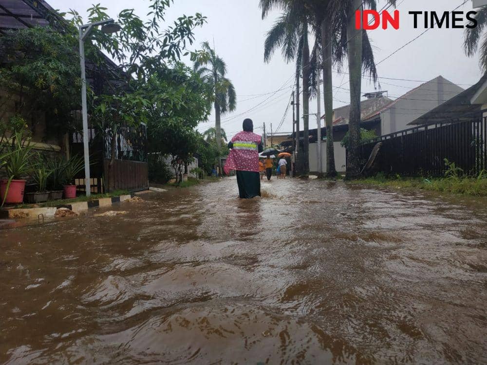 (Air genangi perumahan Grand Depok Residence, Tanah Baru, Depok) IDN Times/Dwi Agustiar