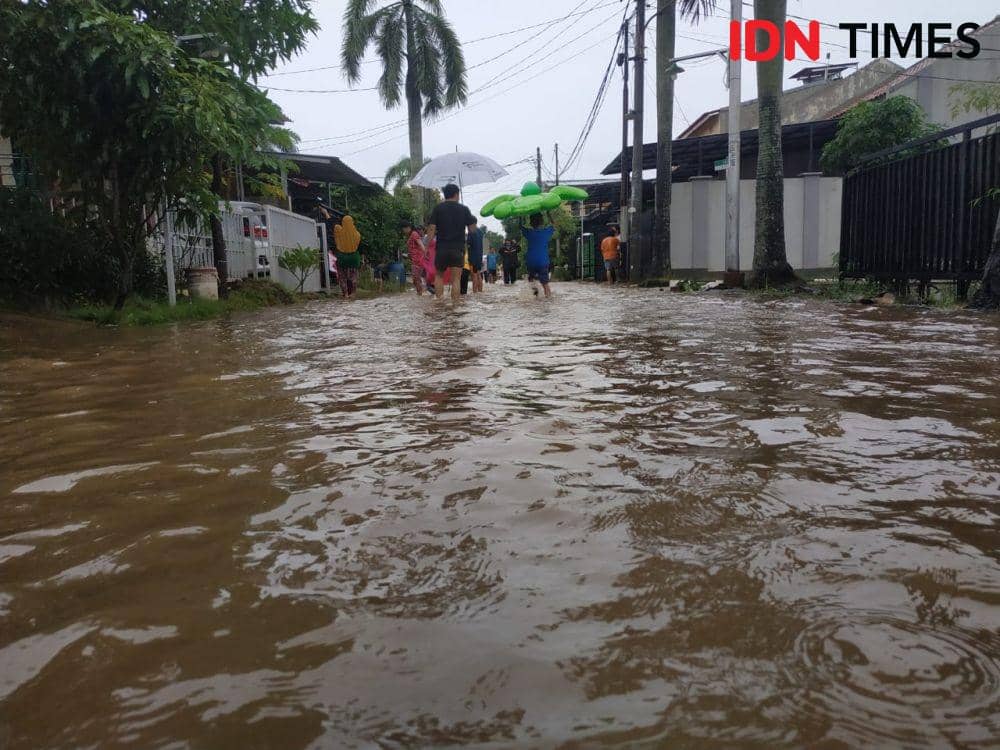 (Air genangi perumahan Grand Depok Residence, Tanah Baru, Depok) IDN Times/Dwi Agustiar