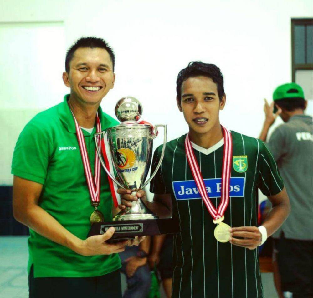 Misbakus Solikin (kanan) bersama Presiden Persebaya Azrul Ananda saat menjuarai Dirgantara Cup 2017. Instagram.com/mizz_06