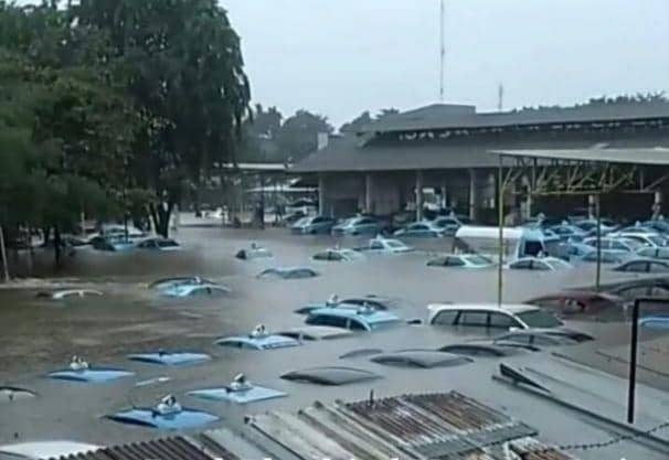 Pool Taksi di Kramat Jati Terendam Banjir, Ini Penjelasan Blue Bird