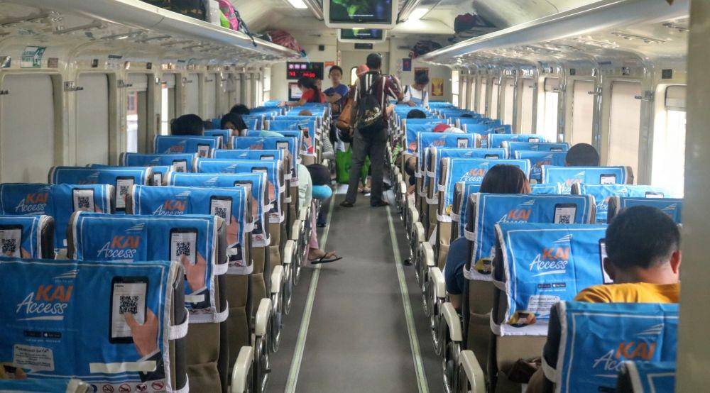 Kedatangan kereta api tak terpengaruh meski Jakarta banjir. IDN Times/ Alfi Ramadana