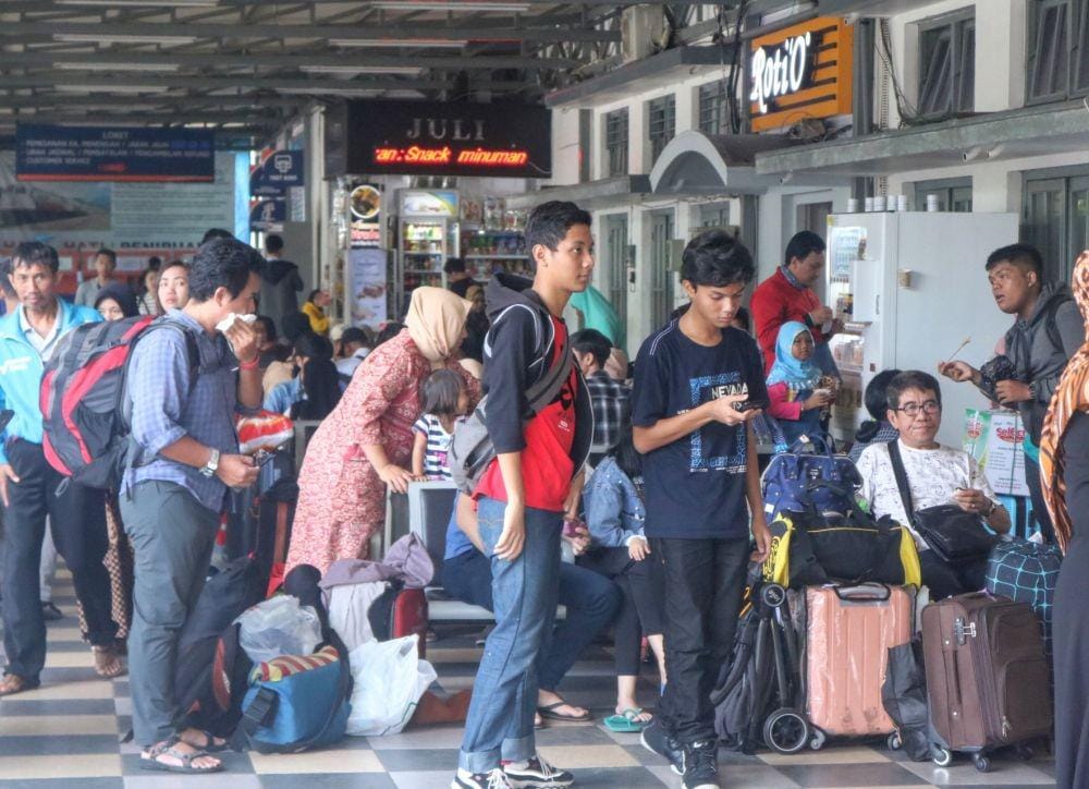 Penumpang memenuhi stasiun kota Malang untuk keberangkatan ke beberapa tujuan. IDN Times/ Alfi Ramadana