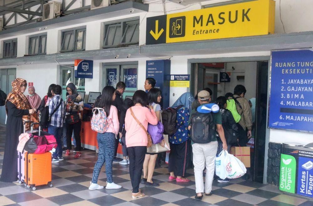 Hari ini kedatangan dan keberangkatan di Stasiun Kota Malang sudah kembali normal. IDN Times/ Alfi Ramadana