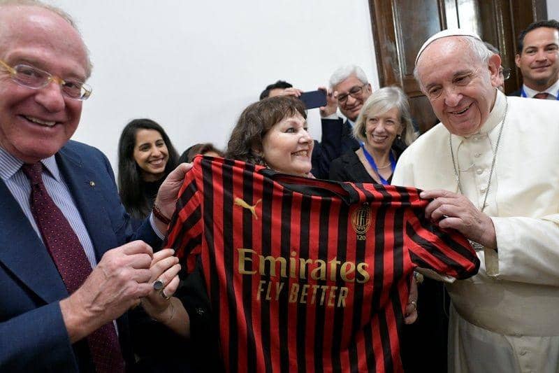 Paus Fransiskus meresmikan kantor pusat baru "Scholas Occurentes", yayasan Vatikan yang bekerja menggabungkan teknologi dan seni bagi integrasi sosial dan perdamaian dunia di Roma, Italia, pada 13 Desember 2019.  ANTARA FOTO/Vatican Media/­Handout via REUTERS