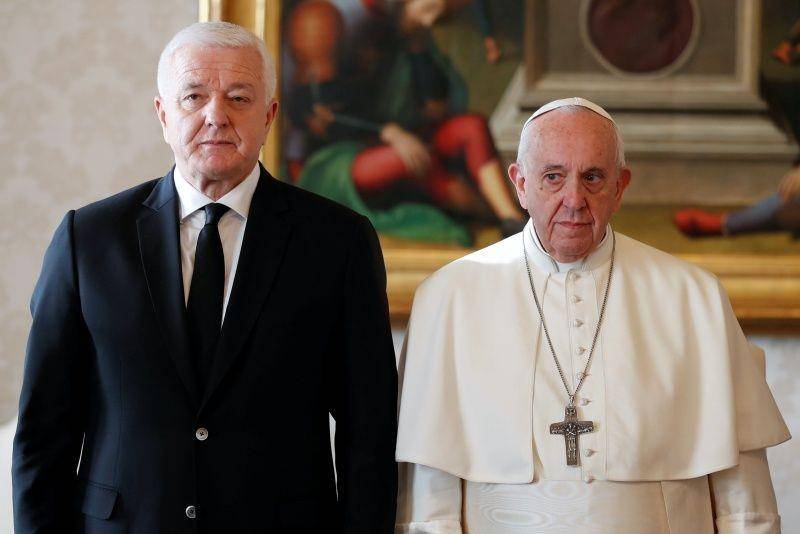 Paus Fransiskus dan Perdana Menteri Montenegro Dusko Markovic berfoto sebelum rapat di Vatikan, pada 14 Desember 2019. ANTARA FOTO/REUTERS/Yara Nardi/Pool/hp/djo