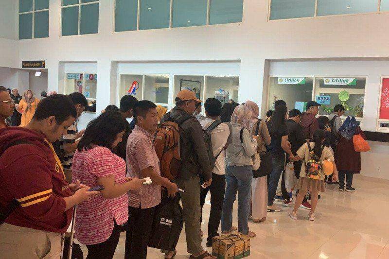 Antrean penumpang di Bandara Adi Soemarmo Solo. Dampak banjir Jakarta penerbangan rute Solo-Halim sempat ditutup. Dok Humas Bandara Adi Soemarmo Solo