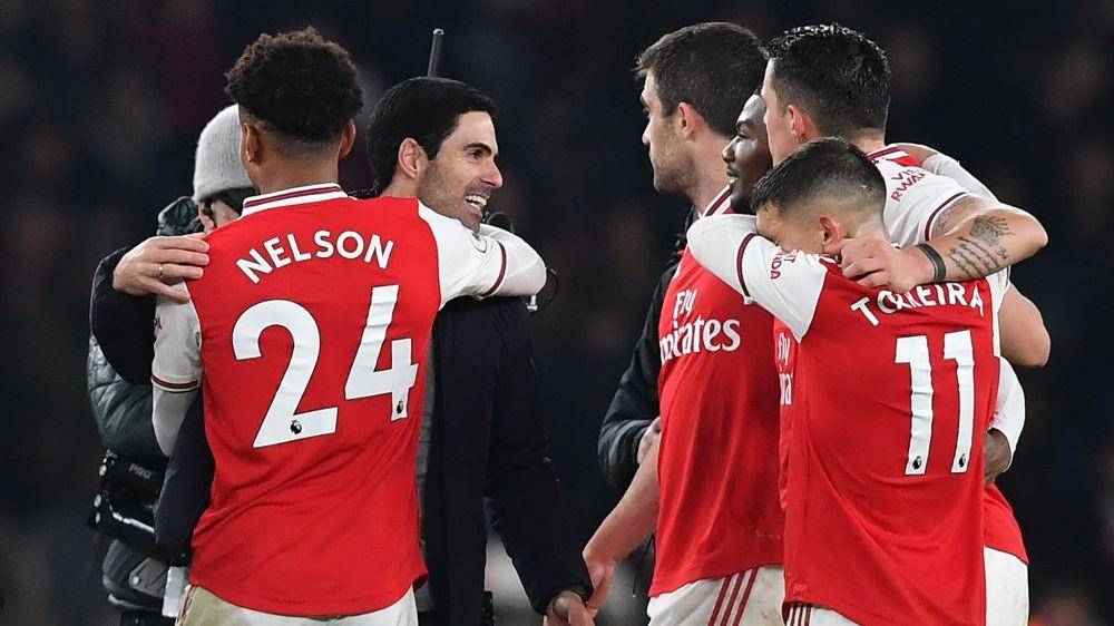 Mikel Arteta dan para pemain Arsenal merayakan kemenangan atas Manchester United. Twitter/@Arsenal