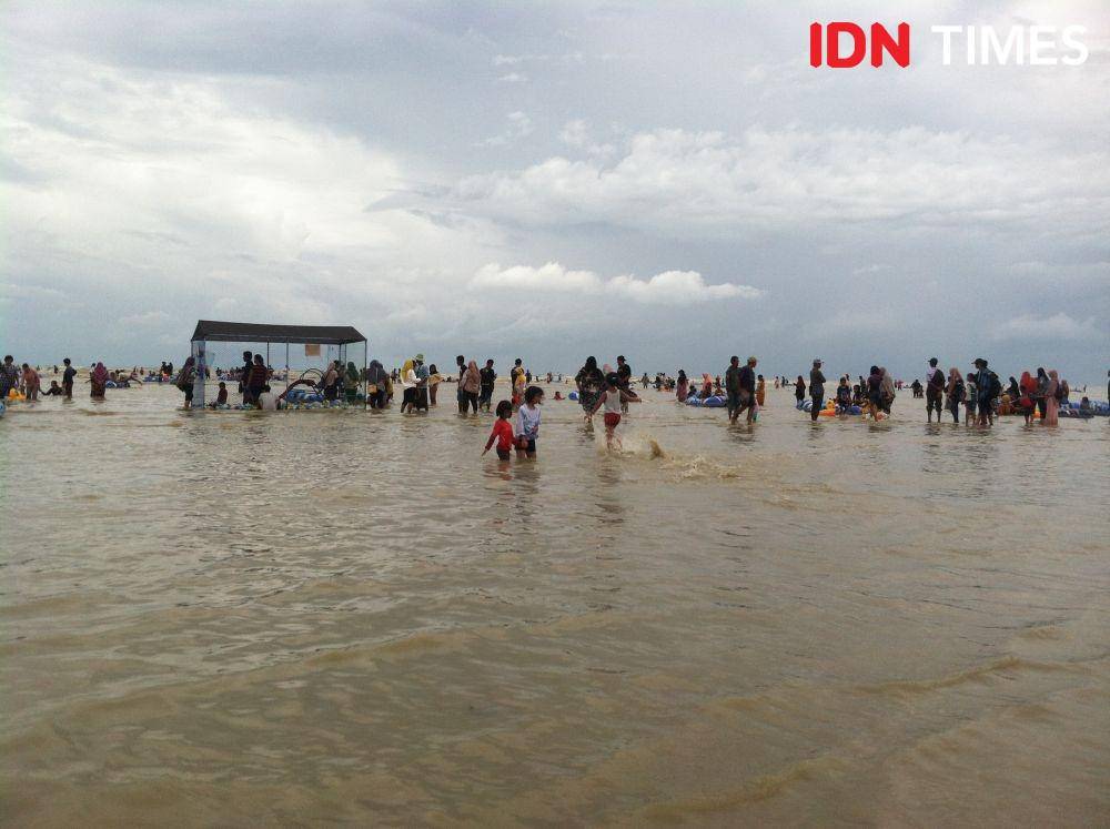 Pantai Karang Jahe yang terletak di Desa Punjulharjo Kecamatan Rembang, Kabupaten Rembang. IDN Times/Aji