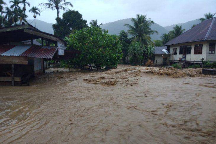 Banjir akibat sungai meluap di Gampong Blang Bungong, Kecamatan Tangse, Pidie, Aceh, Kamis (25/4/2019) (ANTARA/HO/BPBD Pidie)