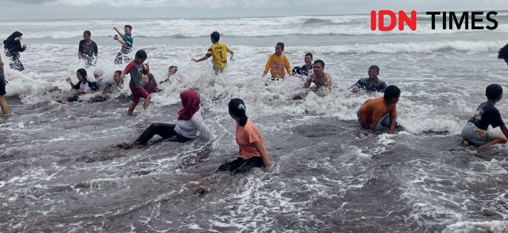Pengunjung Pantai Parangtritis. IDN Times/Daruwaskita