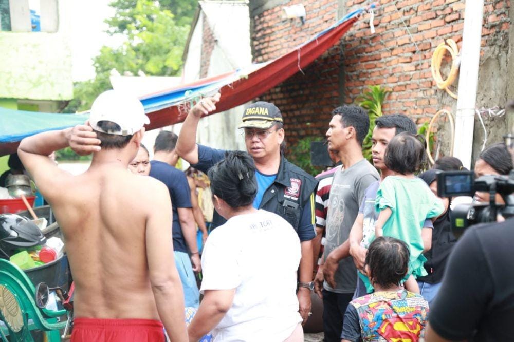 Dirjen Perlindungan dan Jaminan Sosial Kemensos RI Harry Hikmat meninjau lokasi banjir di Kelurahan Margahayu, Kecamatan Bekasi Timur Kota Bekasi, hari ini. Dok. Humas Linjamsos
