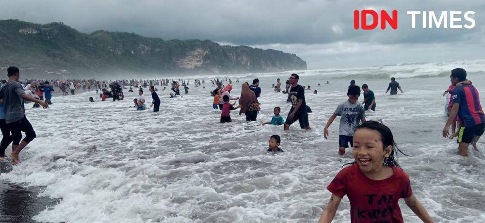 Pengunjung Pantai Parangtritis. IDN Times/Daruwaskita