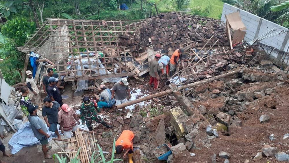Suasana evakuasi rumah yang rusak akibat tertimpa tanah longsor di Kabupaten Madiun. Dok. IDN Times/Istimewa