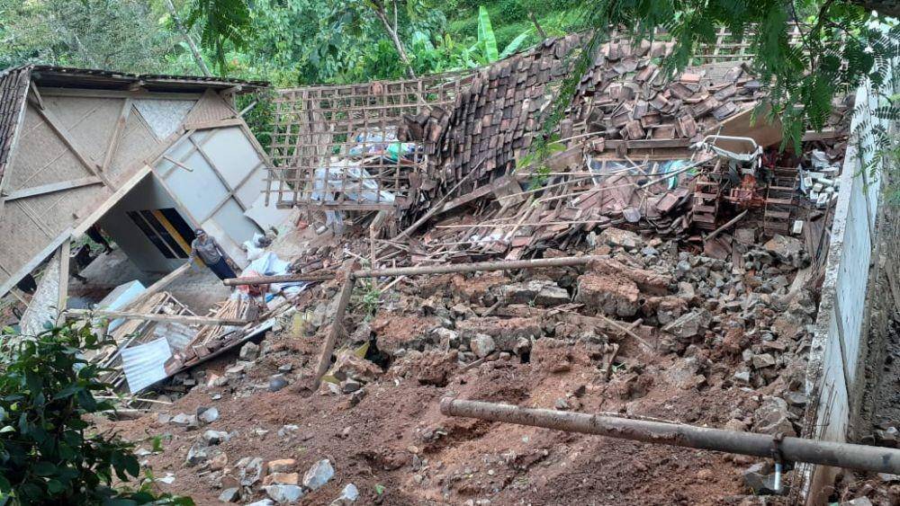 Sebuah rumah rusak setelah tertimpa tanah longsor di Kabupaten Madiun. (Dok.IDN Times/Istimewa)