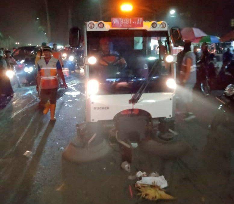 Mesin penyapu sampah diturunkan untuk bersihkan sampah. Dok/ Humas Pemkot Malang