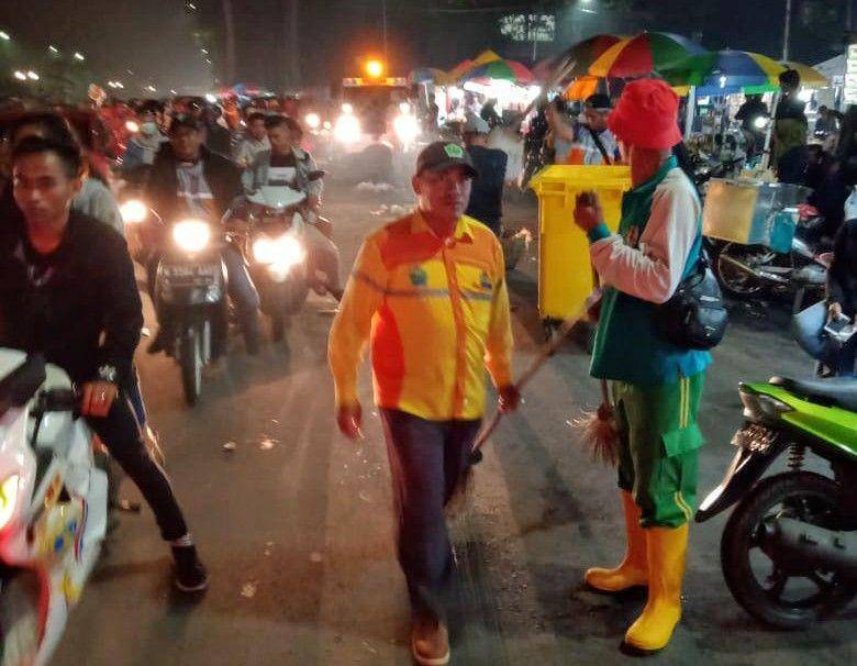 Petugas DLH bekerja keras membersihkan sampah usai perayaan pergantian tahun. Dok/ Humas Pemkot Malang