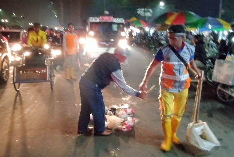 Tim DLH membersihkan sampah sisa perayaan tahun baru. Dok/ Humas Pemkot Malang