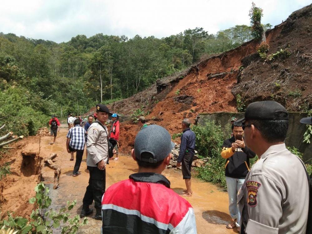 Longsor yang menimbun jalan penghubung Muara Enim dan Lahat (IDN Times/BPBD Sumsel)