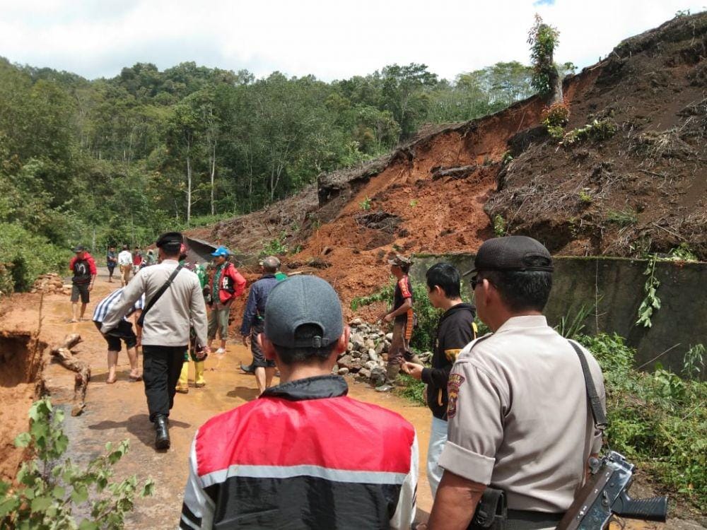 Longsor menutupi sebagian jalan Provinsi di Sumsel penghubung dua kabupaten (IDN Times/BPBD Sumsel)
