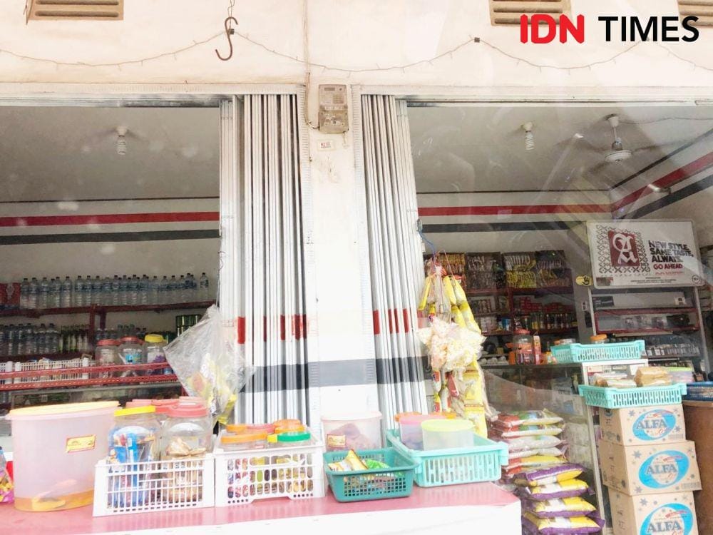 Di warung-warung kecil penjual masih memasarkan rokok seperti biasa (IDN Times/Rangga Erfizal)