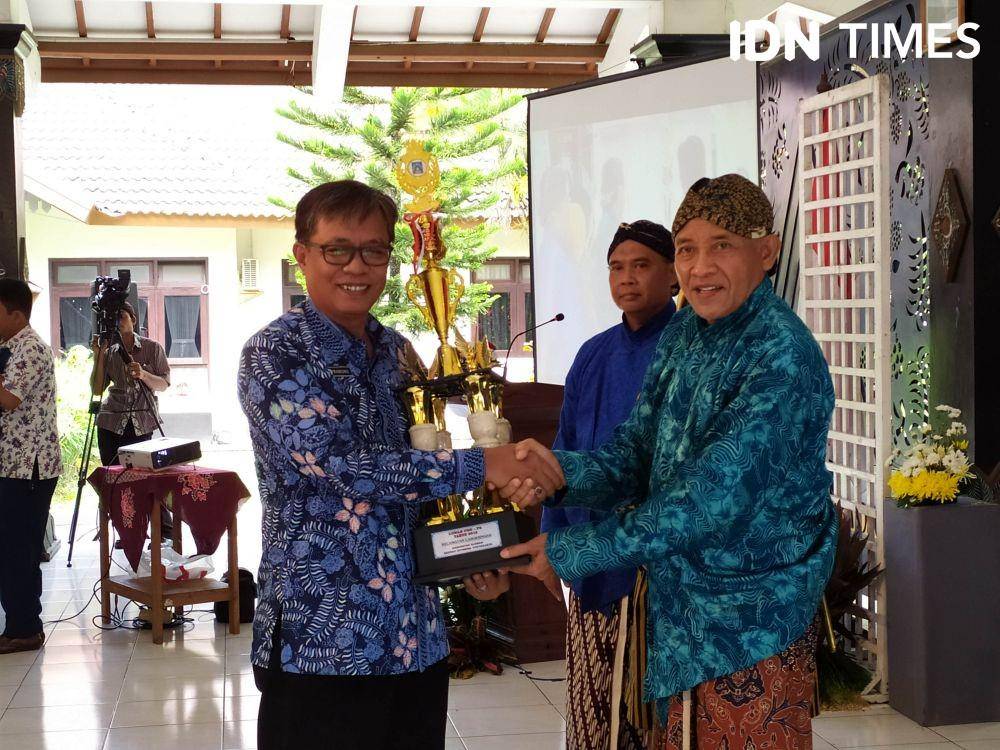 Pemberian penghargaan kepada kepala desa yang dapat mencapai lunas pembayaran PBB tahun 2019 di Kabupaten Sleman. IDN Times/Siti Umaiyah